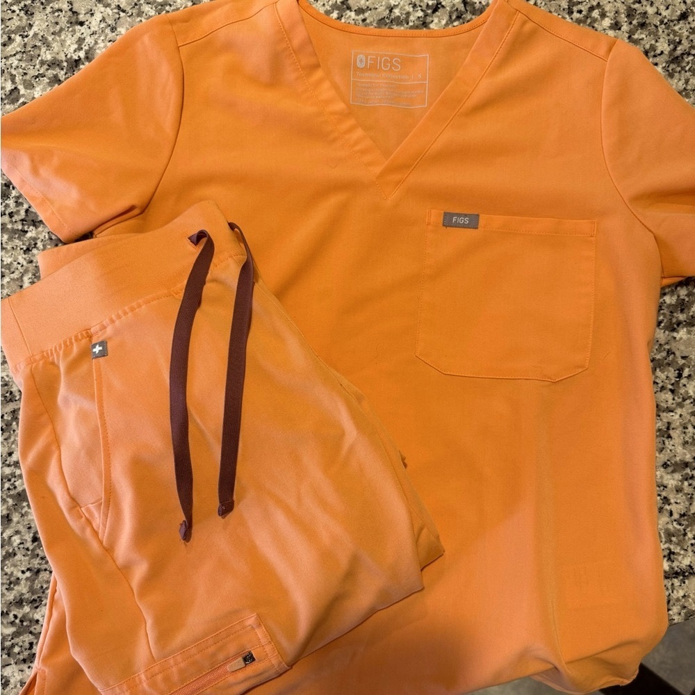 Figs size small caterina scrub top and Zamora joggers in Papaya